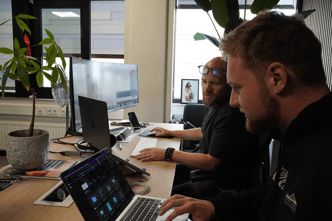 Samenwerking achter de schermen: uitwerking van content, planning en webdesign.