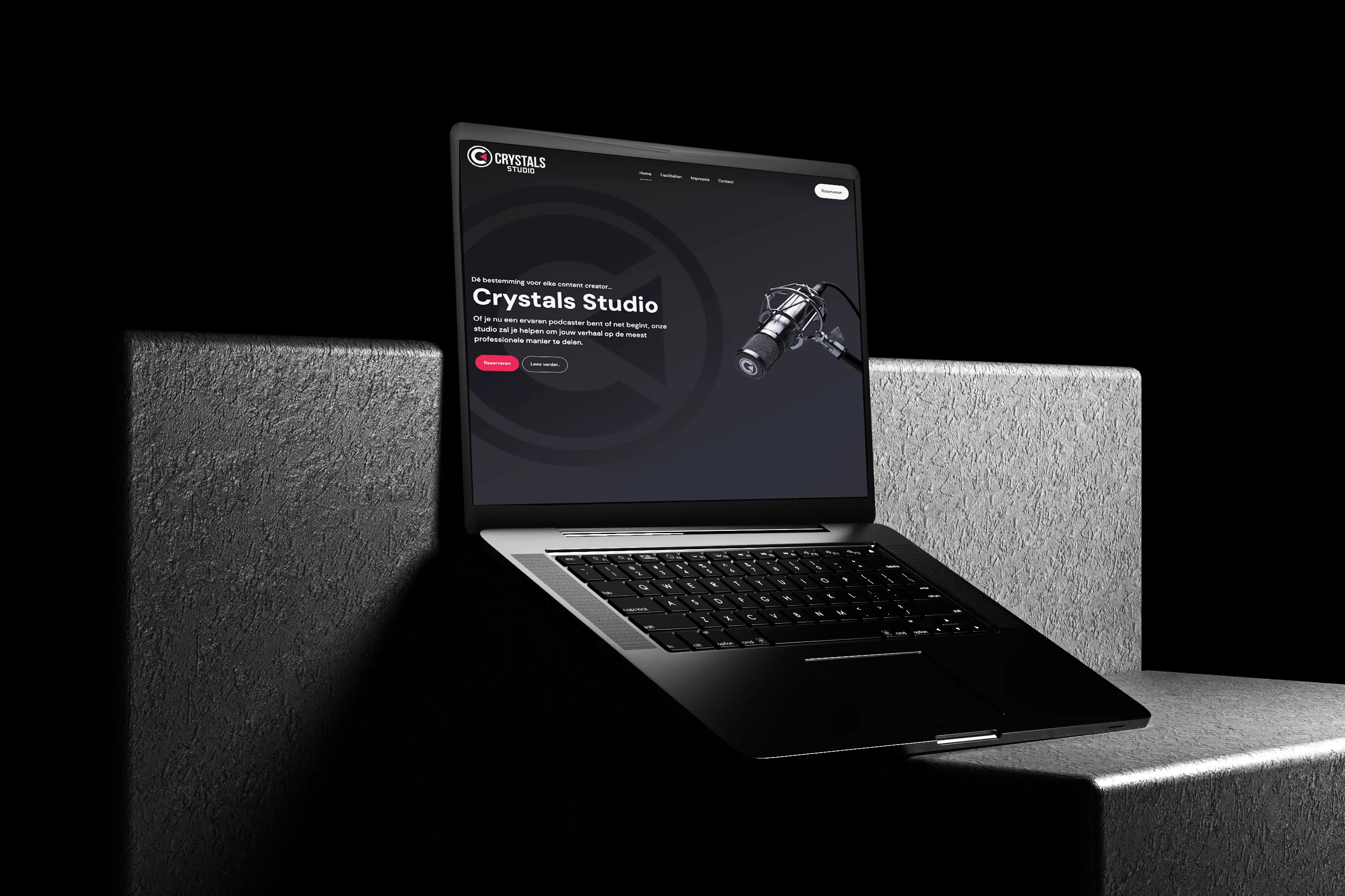 Homepage mockup van Crystals Studio podcast- en radiostudio website