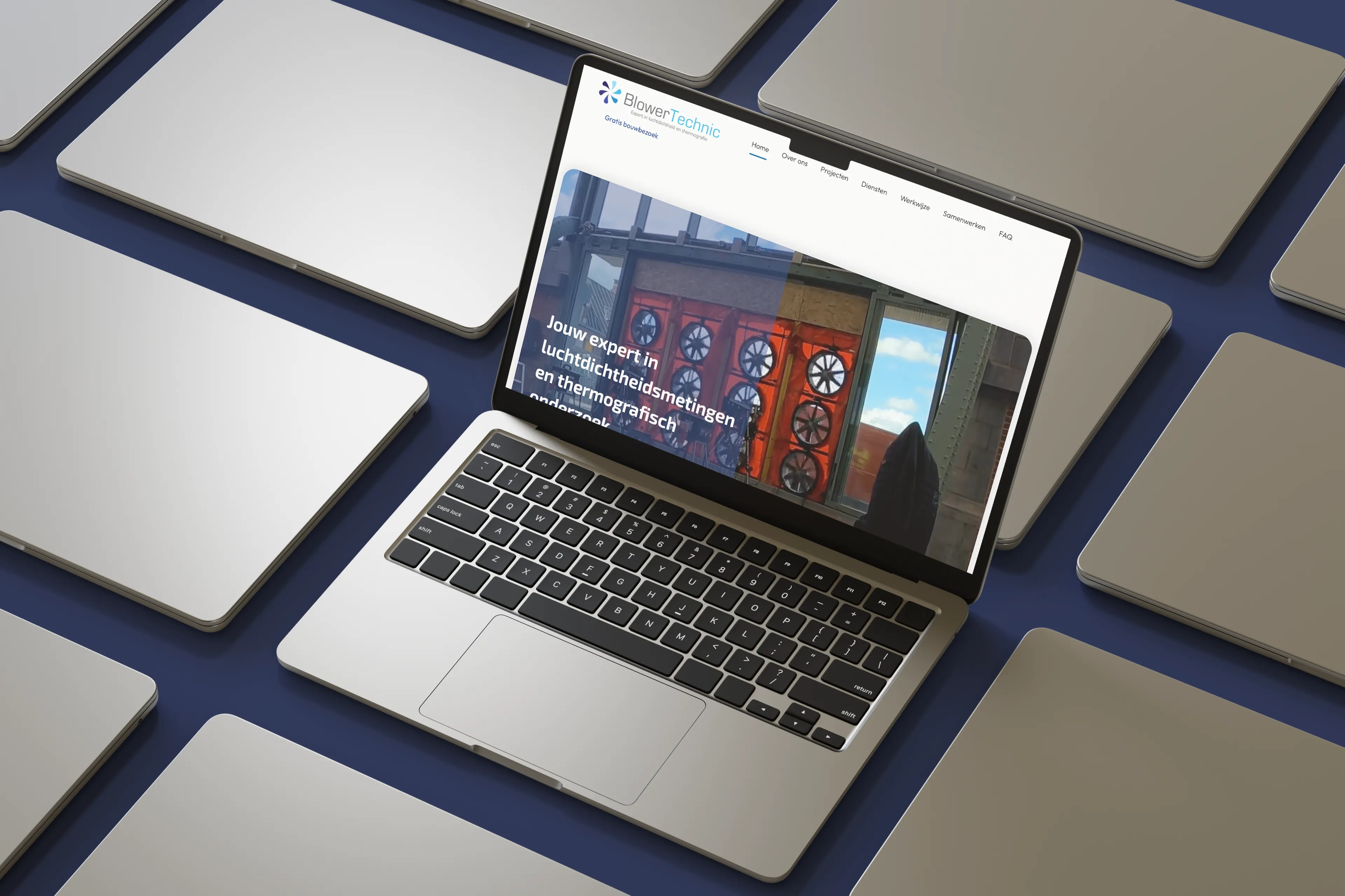 Homepage mockup van de BlowerTechnic website voor luchtdichtheidsmetingen